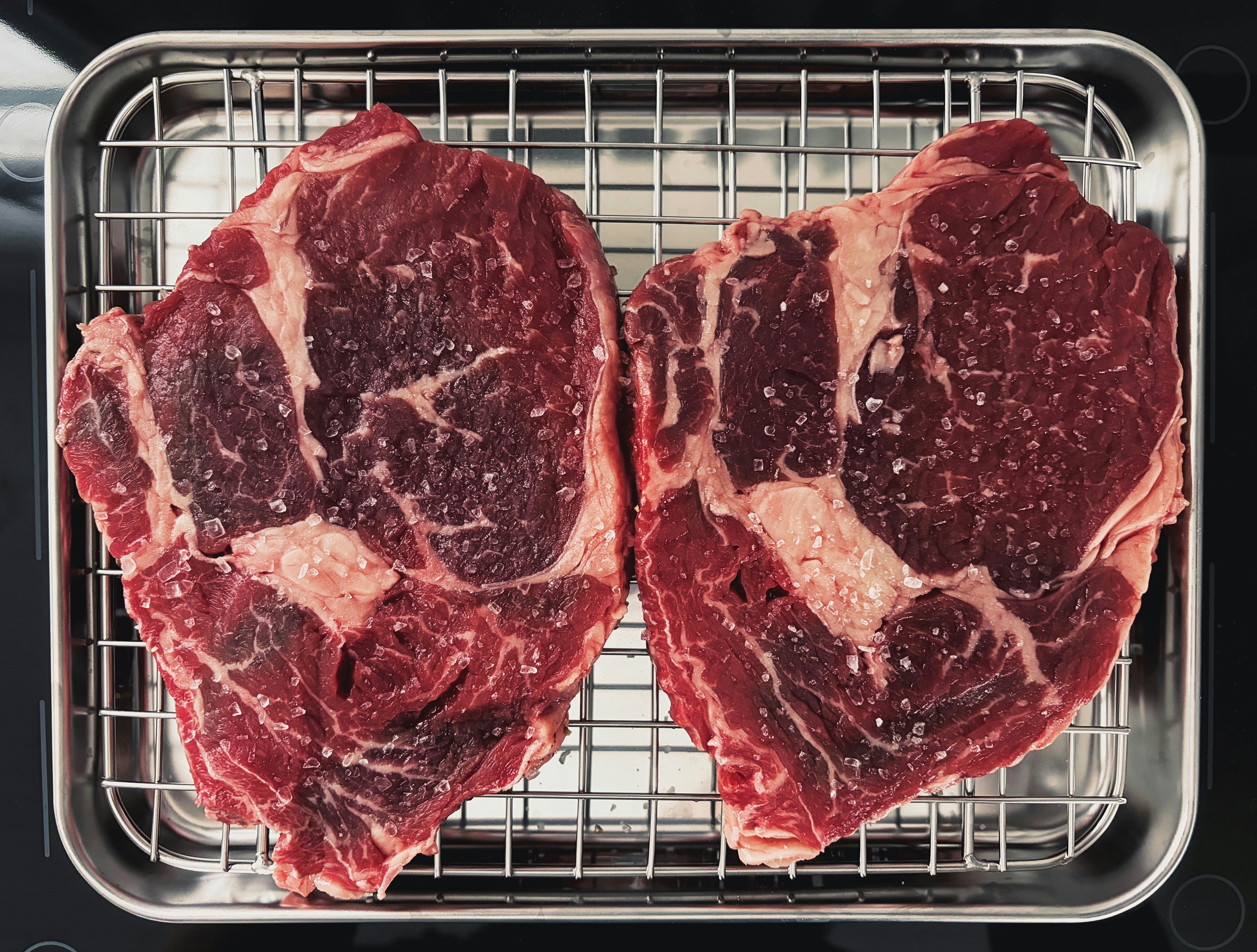 Carnivore vs. Keto: The Complete Comparison Guide 🥩