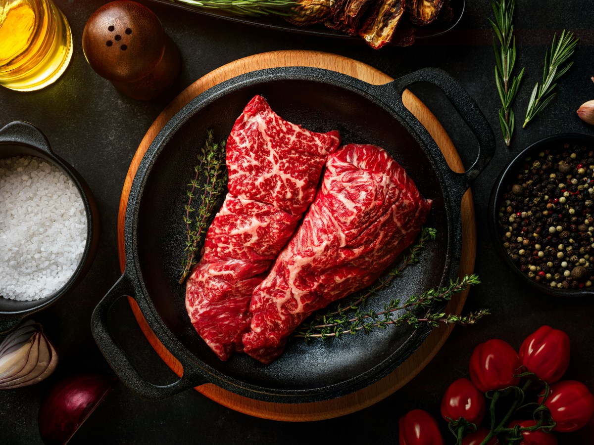 Pepper-Crusted Beef Tenderloin with Herbed Steak Sauce&nbsp;🥩